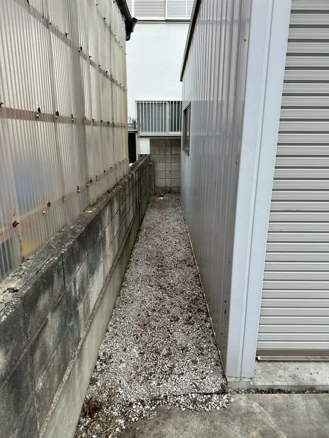 草を抜いて砂利を敷いたあとの同じ通路